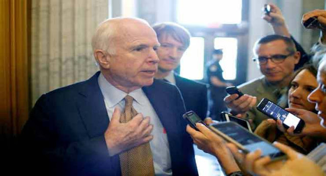 John McCain exige la expulsión del embajador turco de Estados Unidos