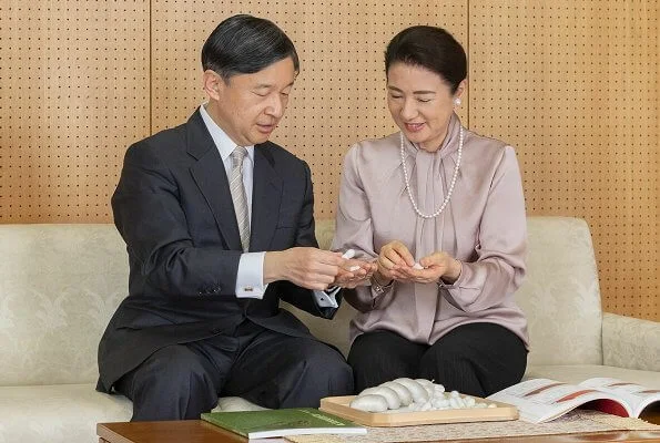 Empress Masako wore an old-rose silk satin pussy-bow blouse, and black trousers. Pearl necklace and pearl diamond earrings