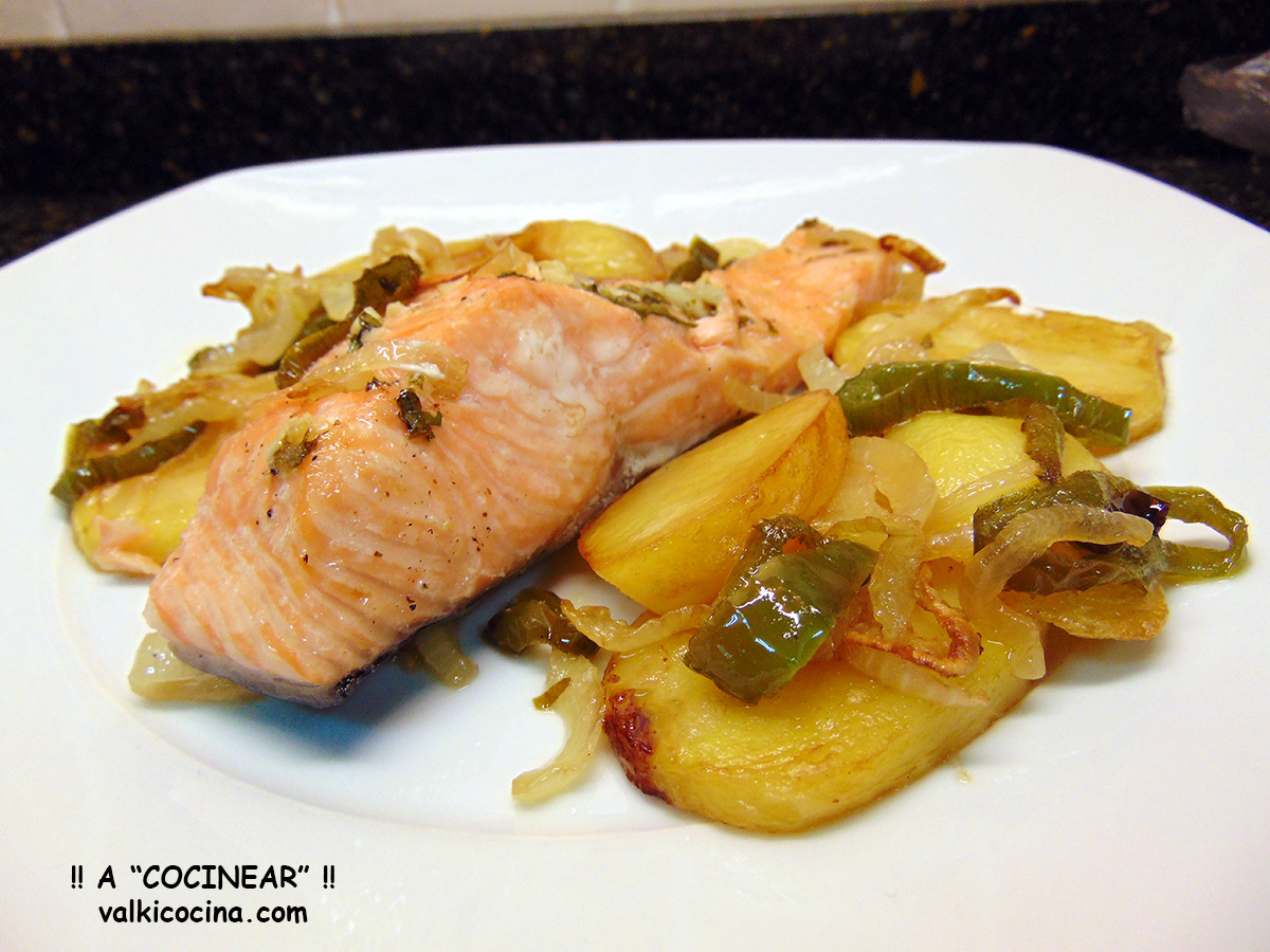 SALMÓN AL HORNO CON PATATAS PANADERAS | ¡¡A COCINEAR!! Recetas