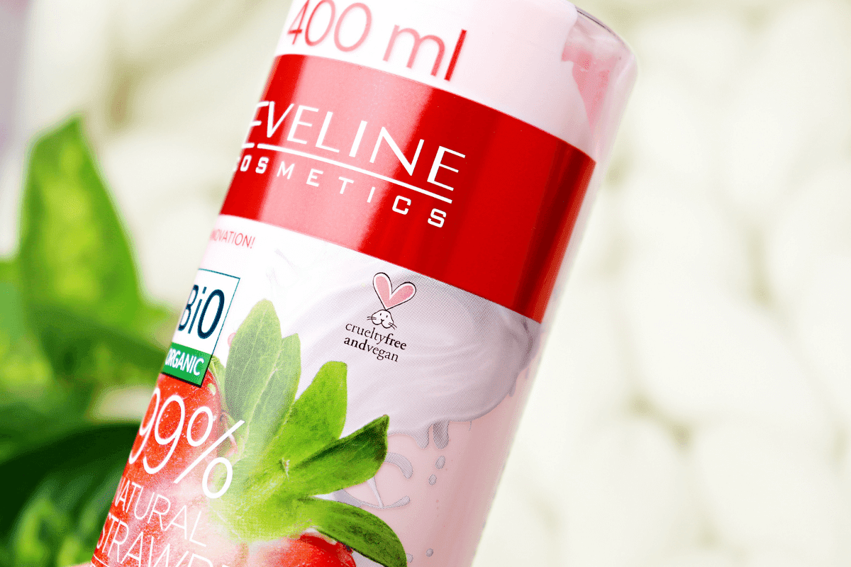 Jogurt do ciała Eveline 99% Natural Strawberry Nawilżająco-wygładzający