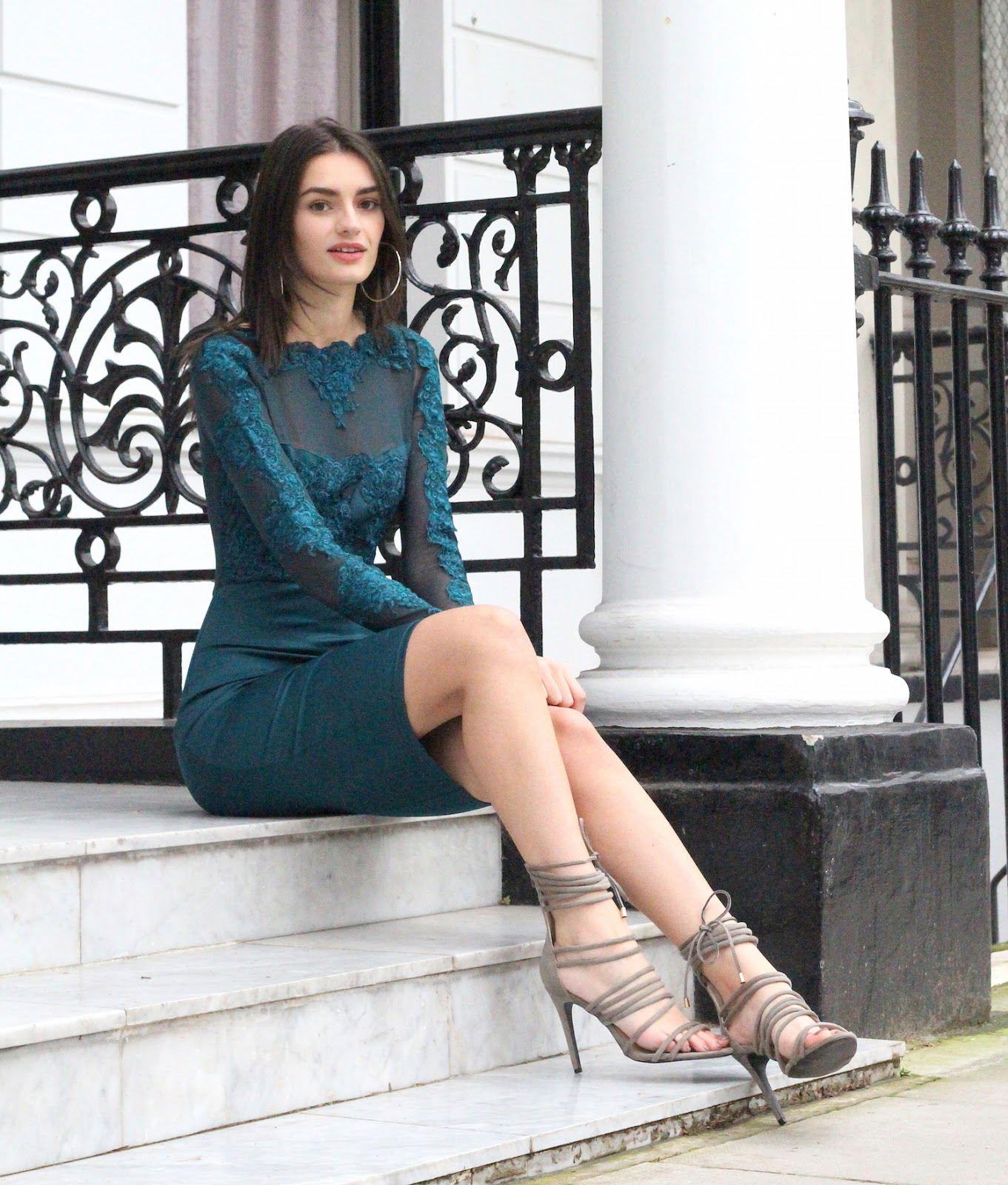 peexo fashion blogger wearing midi dress and strappy heels