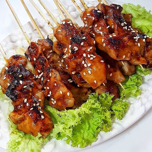 крылья терияки с кунжутом. крылья-терияки жареные. крылышки в соусе терияки. крылья терияки с кунжутом. рецепт куриных крылышек терияки в духовке.