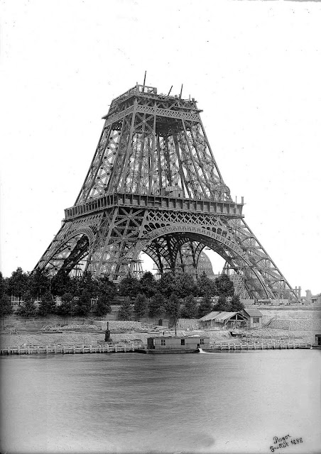 Equipping the tower with adequate and safe passenger lifts was a major concern of the government commission overseeing the Exposition.