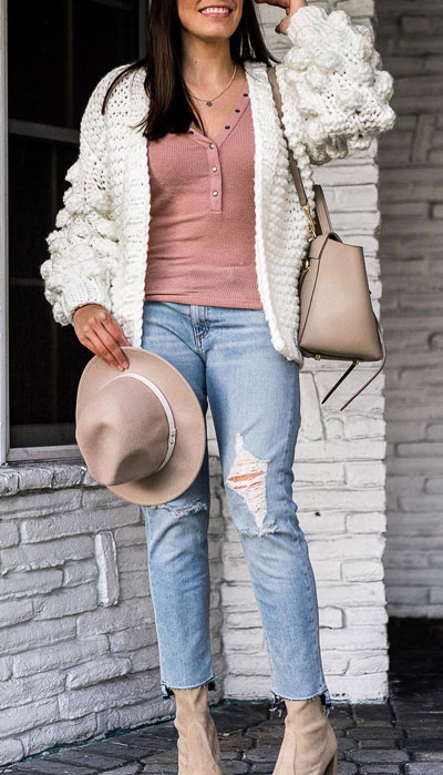 Change up your look with a variety of fabrics and textures. Mix colors, patterns, and cardigan lengths to really make your look pop. Here are 26 Breathtaking Cardigan Styles that are Chic and Warm. Winter outfits via higiggle.com #cardigan #winterstyle #knit #sweater