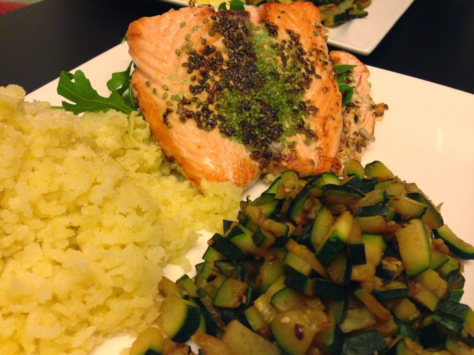 senza bimby, salmone ai semi, patate schiacciate, rucola e tartare di zucchine