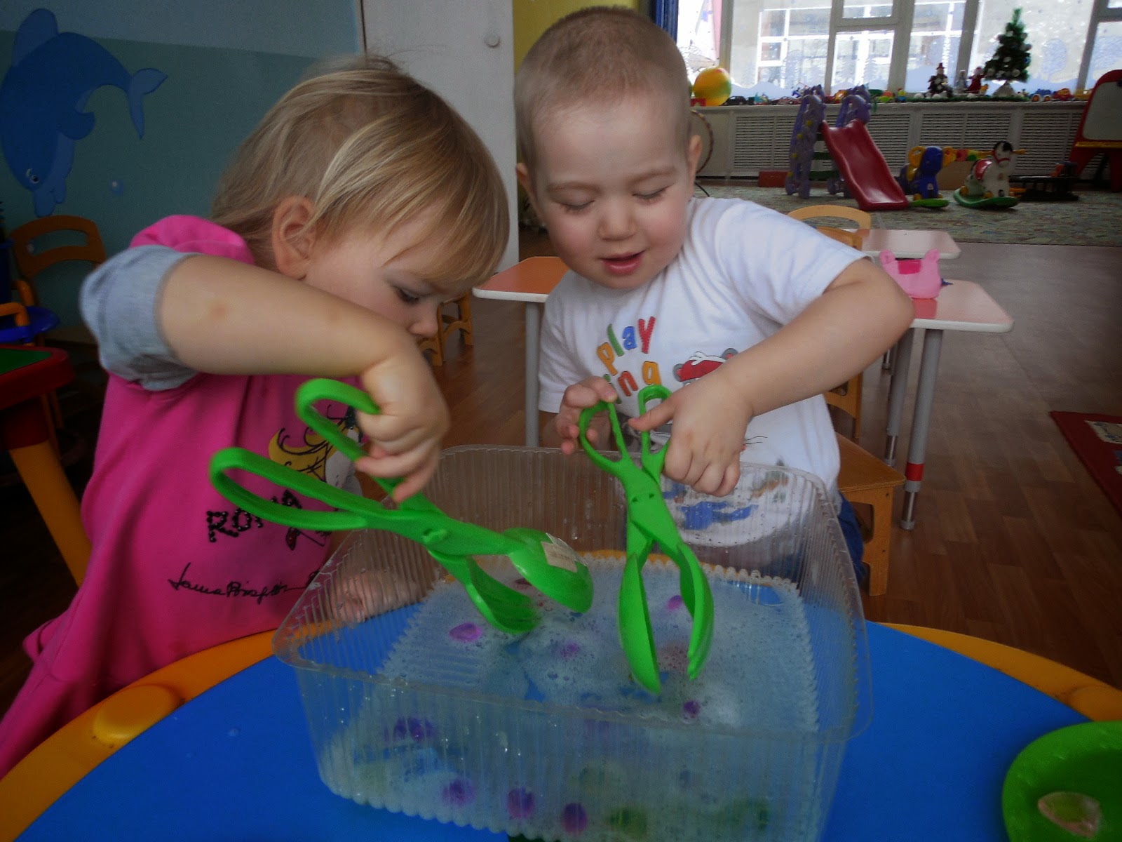Опыты в ранней группе. Занятие для детей про воду. Игры с водой. Игрушки для игр с водой в детском саду. Игры с водой для малышей.