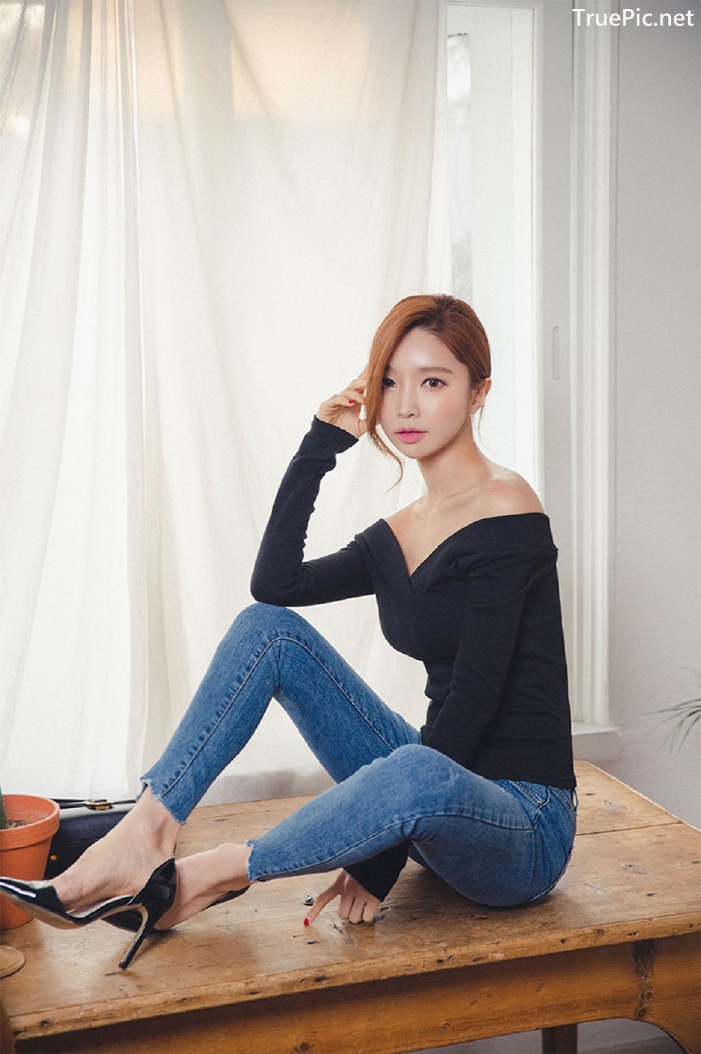 Korean Fashion Model Park Soo Yeon Indoor Photoshoot Collection
