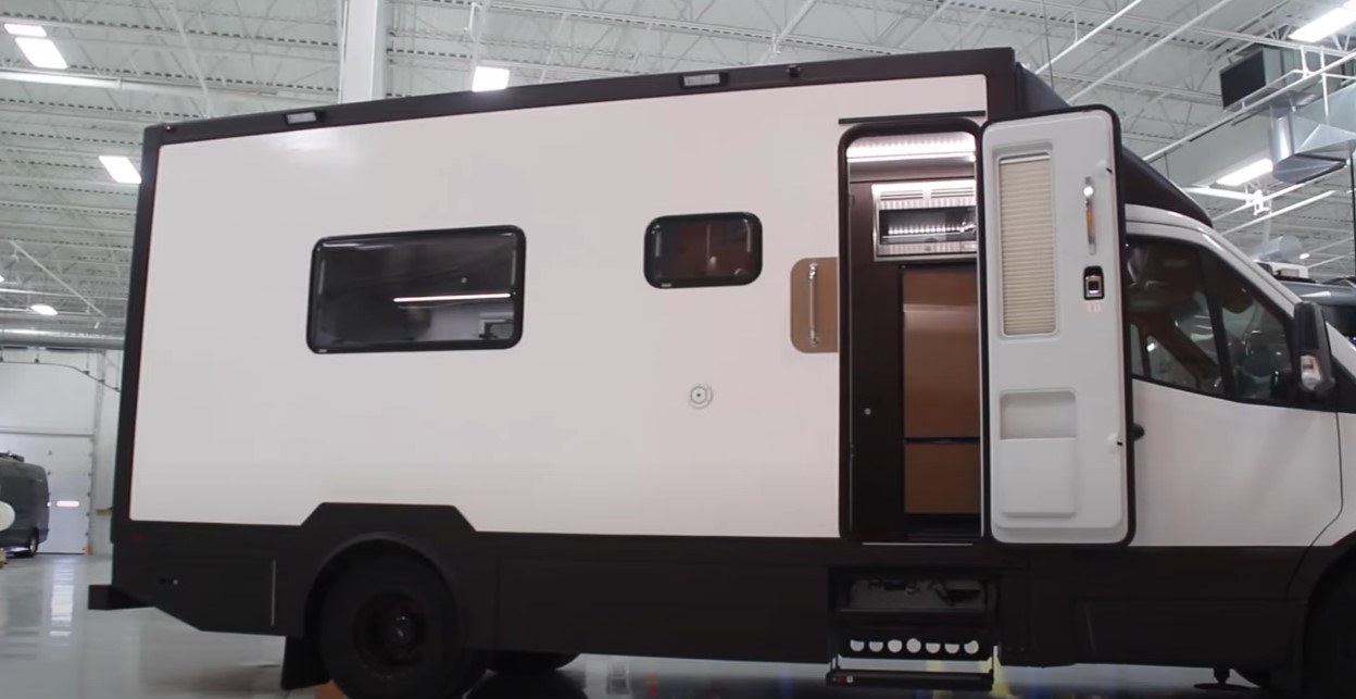 增加電動桌與天窗─Advanced RV 推出 B Box 2 露營車屋 | SanjiNoir 黑侍樂讀