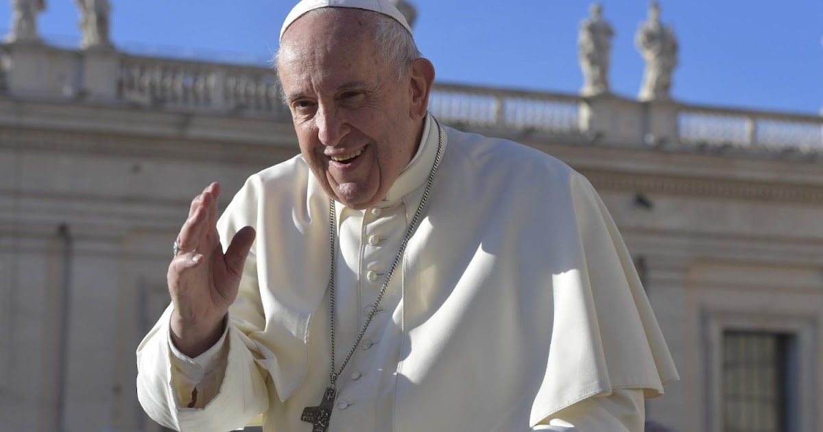 Папа римский прощает грехи. Дать аудиенцию. Дать аудиенцию. Человек пришедший на аудиенцию. Бенедикт 15 папа римский.