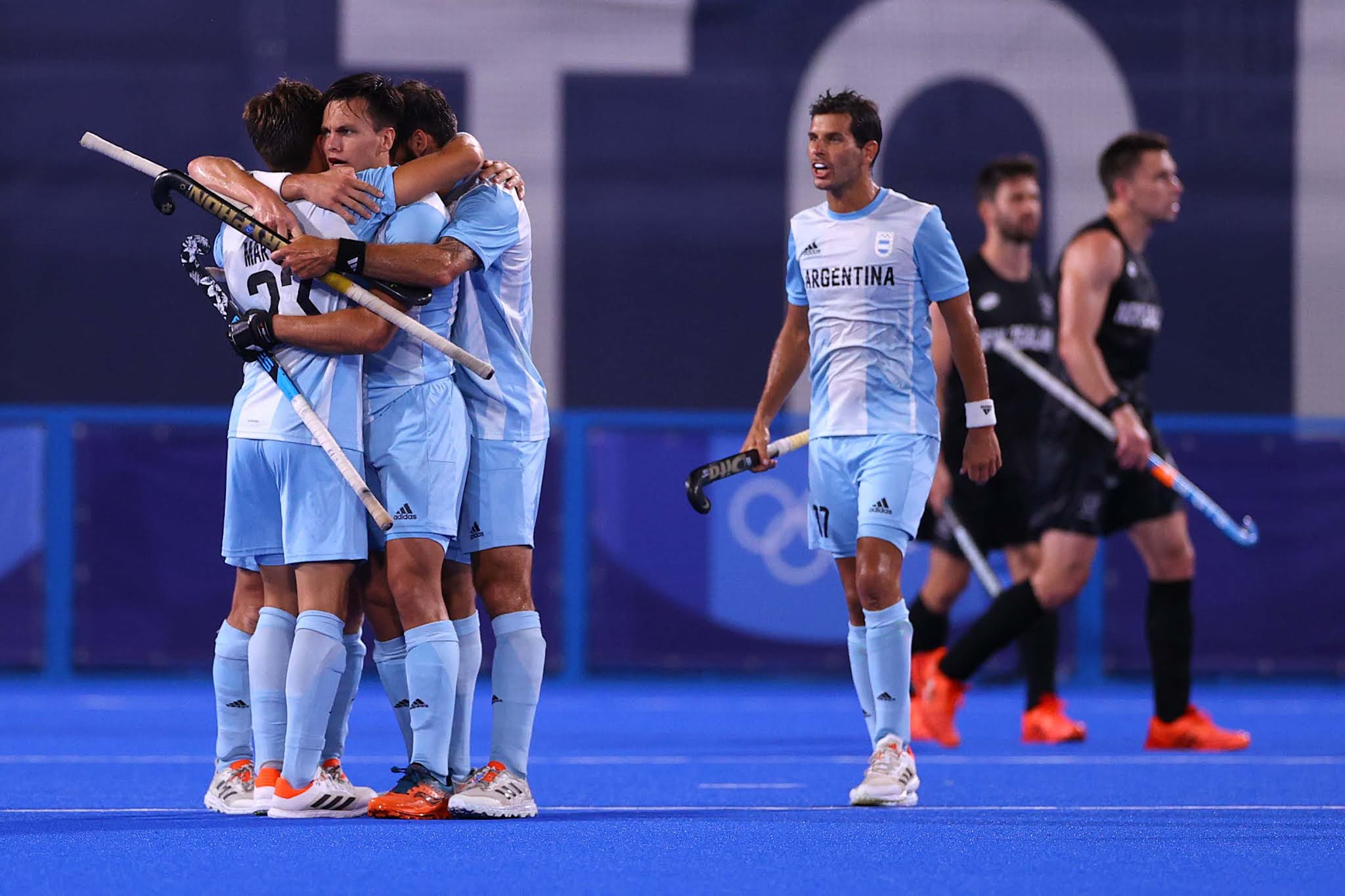 El seleccionado argentino de hockey venció hoy a Nueva Zelanda por 4 a 1 y se ubicó tercero en el Grupo A, clasificando para los cuartos de final en Tokio