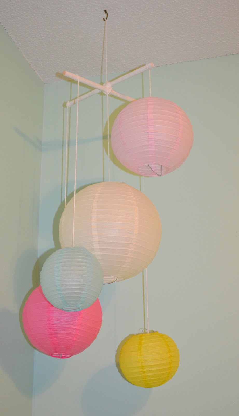 Lacefields in Love: Gloria's Nursery: Paper Lantern Crib Mobile!