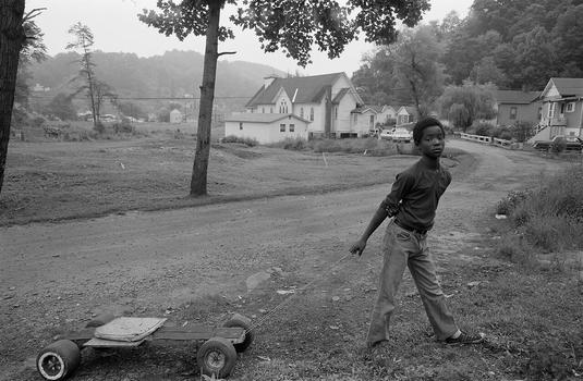 foto por Sage Sohier - Glen White, West VA - 1982 | fotos vintage, black and white photography | iconoCero by Sage Sohier - Glen White, West VA - 1982 | photos | imagenes bellas, fotos en blanco y negro bonitas | cool pics | 80s America