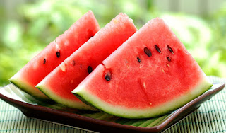  Semangka yaitu buah yang bisa menunjukkan kesejukan dan menghilangkan dahaga 8 Khasiat Terbaik Buah Semangka, Baca Yuk !