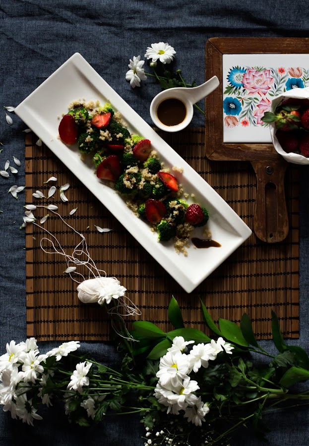 ensalada-de-brocoli-y-quinoa-con-fresas
