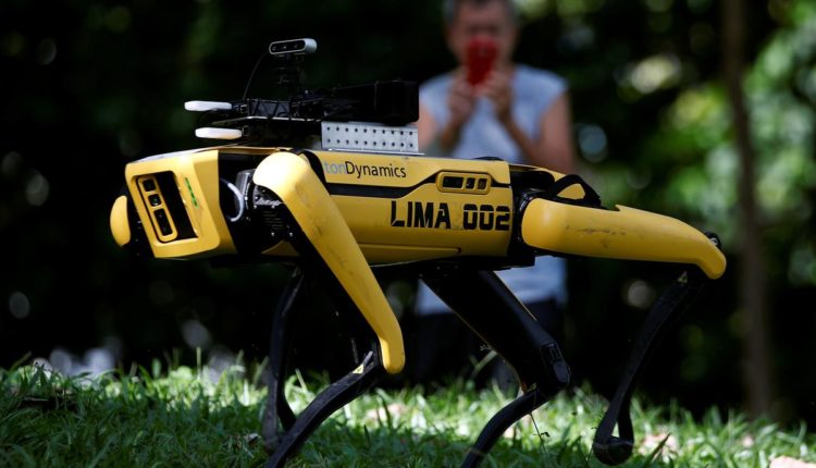 Singapore uses a robotic dog due to Corona