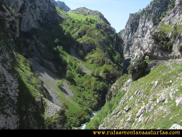 Ruta del Cares: Garganta estrechándose