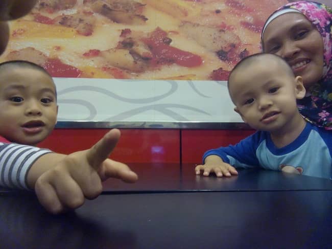 Dua Budak Lapar di Pizza Hut