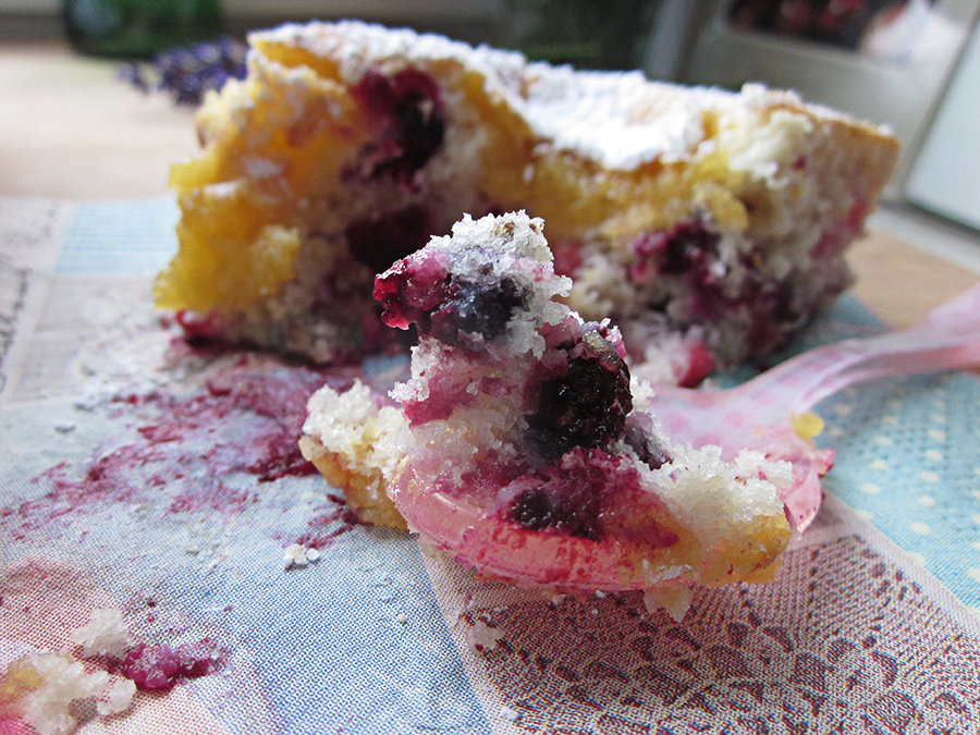 Pastel jugoso de frutos rojos y malas compañías Hierbas y especias