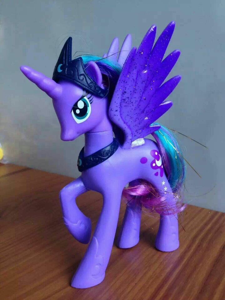 Пони луна игрушка. Фигурка Hasbro Princess Luna b7815. Принцесса Луна пони игрушка. Принцесса Луна игрушка светящаяся пони. Лунная пони игрушка.