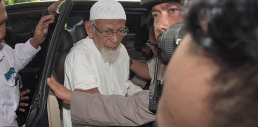Abu Bakar Ba’asyir Bebas tapi Dikawal Densus 88, Keluarga Langsung Angkat Bicara Abu Bakar Ba’asyir Bebas tapi Dikawal Densus 88, Keluarga Langsung Angkat Bicara