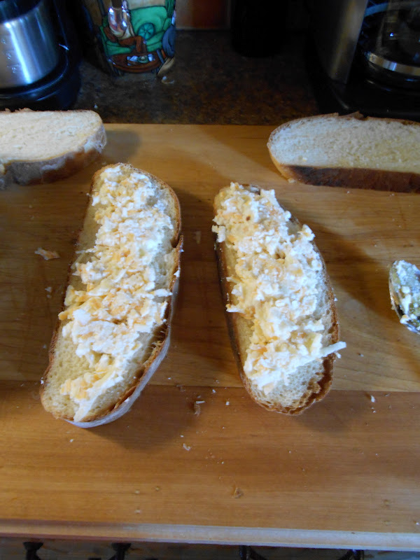 Eat cook and love Grilled cheese au trio de cheddars, aux pommes caramélisées et au bacon