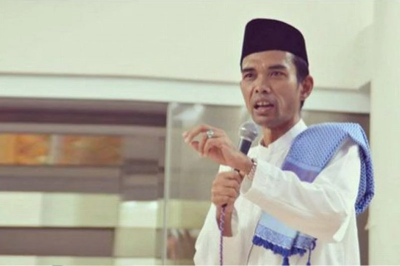 Minta-Ditiup-Ubun-Ubunnya-Ustadz-Abdul-Somad-Buka-Peci-di-Depan-Kiai-Sepuh-NU-Jatim