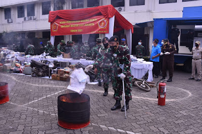 TNI Musnahkan Barang Bukti Perkara Tindak Pidana Militer