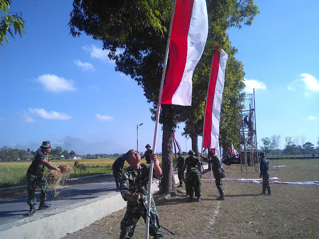 Prajurit Bersihkan Lapangan Trimurti Untuk Penutupan TMMD Kodim Klaten  