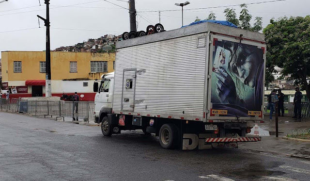 Caminhão é flagrado com 11 pessoas dentro de baú em Jacobina