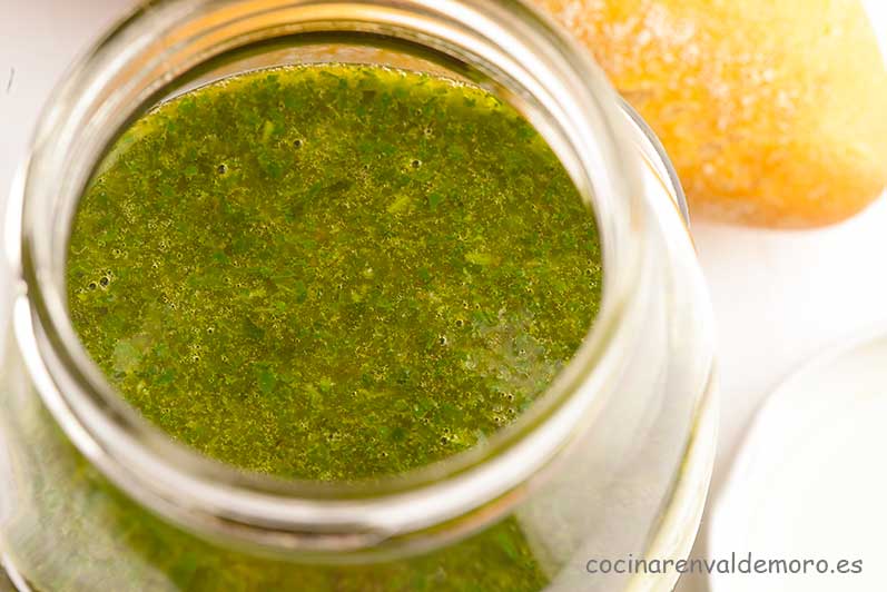 Aceite de albahaca terminada en un bote