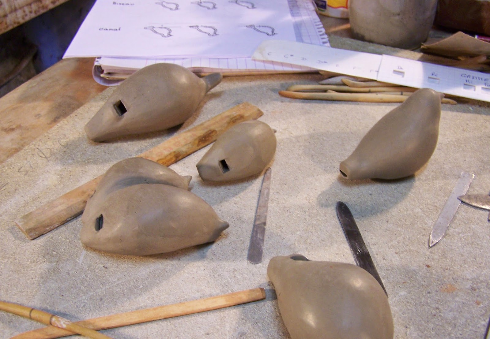 stage fabrication d'instrument de musique en terre argile - ceramique