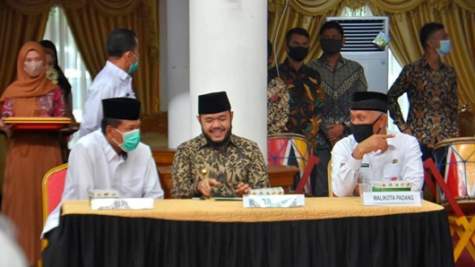 Wako Mahyeldi Terima Penghargaan Kinerja Koperasi Terbaik Kategori Kota Tahun 2020