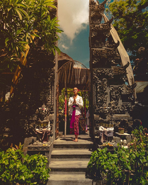 Anggun dalam Busana Adat Bali