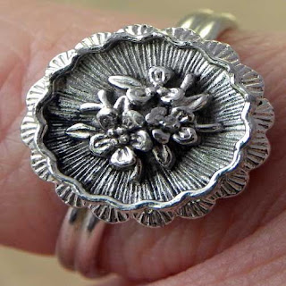 Sarah Coventry signed flower ring
