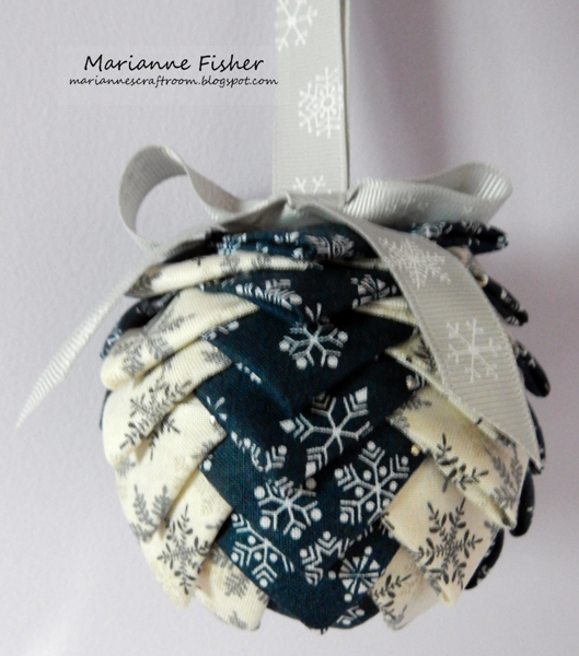 Marianne's Craftroom: Material baubles this time