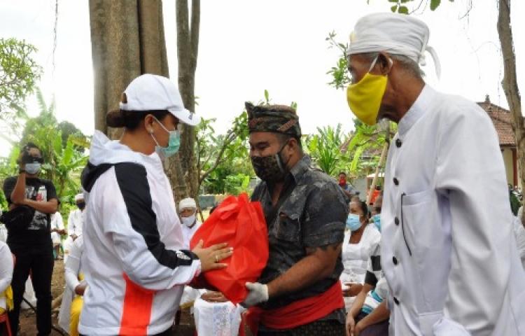 Bupati Eka Bantu Paket Sembako Kepada Pemangku dan Korban Longsor