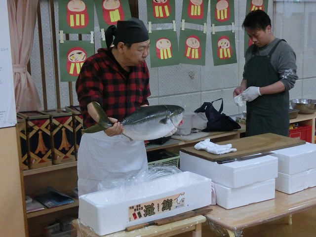 厚木ｙｍｃａｙｍｃａあつぎ保育園ホサナあゆの学校 公式ブログ 魚の解体ショー 新鮮な魚は美味しいよ