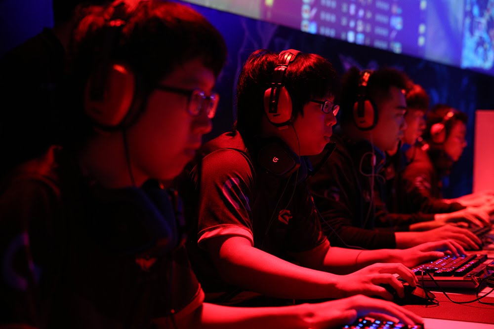 Really hard. Мем из пещеры. Working hard gif. Эмма дарси и мэтт смит. Пещера прикол.