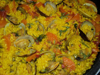  PAELLA CON ZANAHORIAS Y ALMEJAS. 