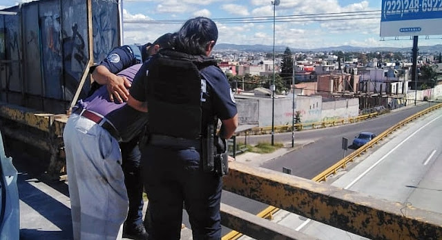 Abuelo intentó tirarse de un puente y fue rescatado por policías municipales de Puebla
