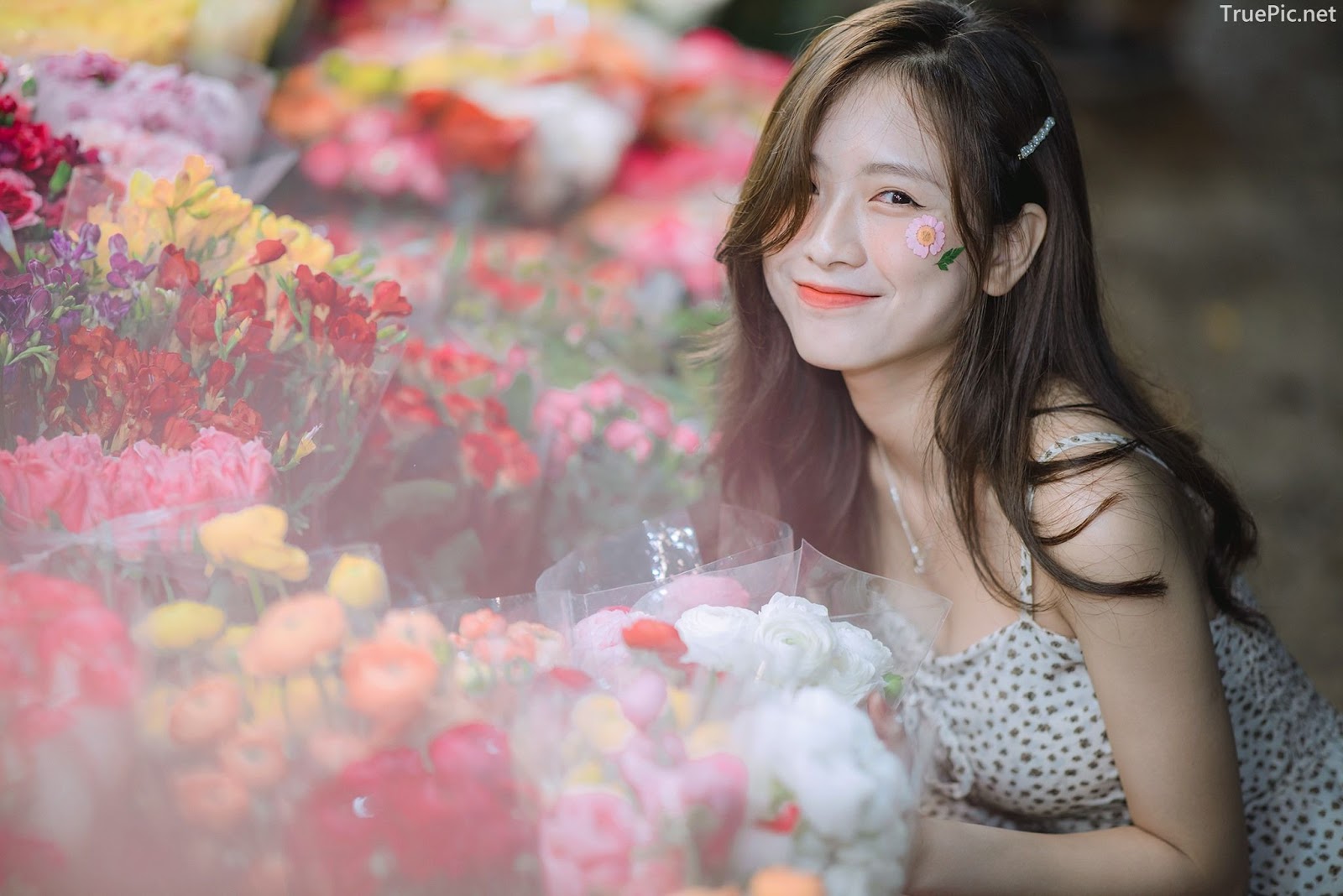 Vietnamese Hot Girl Linh Hoai - Strolling on the flower street - TruePic.net - Picture 4