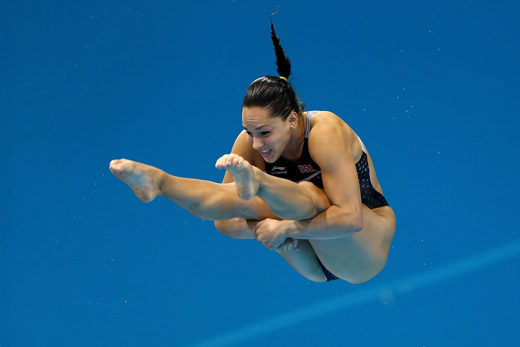 Прыжки в воду бразилия. Emily Martin Diving. Прыжки в воду. Прыгуны в воду женщины. Опасные прыжки в воду женщины.