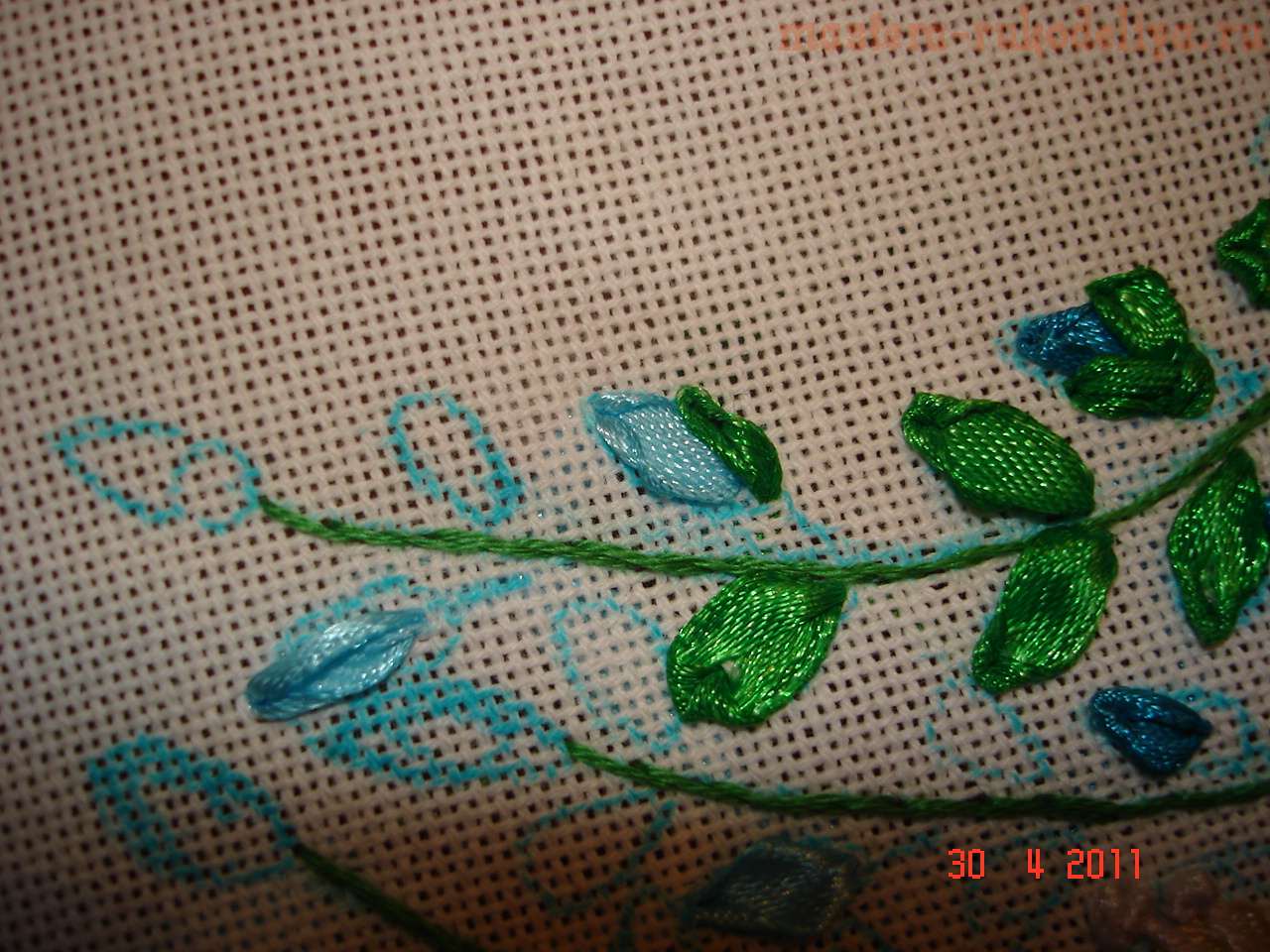 вышивка лентами на канве. листик. вышивка узкими атласными лентами. вышивка листа лентами. шов.