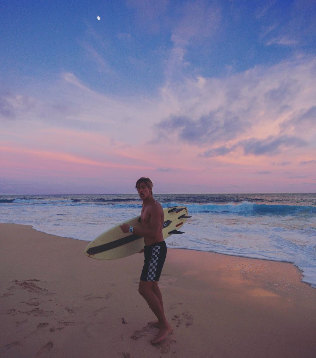 cute-fit-shirtless-teenage-surfers-louis-solywoda-young-boyfriend-material-evening-beach-aesthetics