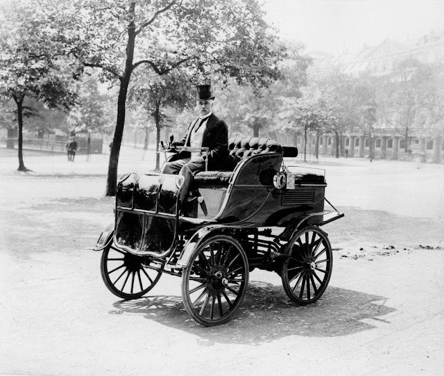 Roger Wallace dirigindo seu carro elétrico, 1899