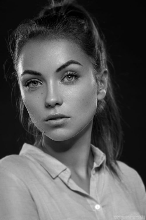 Estou sem criatividade para bolar um título bacana: A fotografia em preto e  branco com belas modelos de Mindaugas Navickas