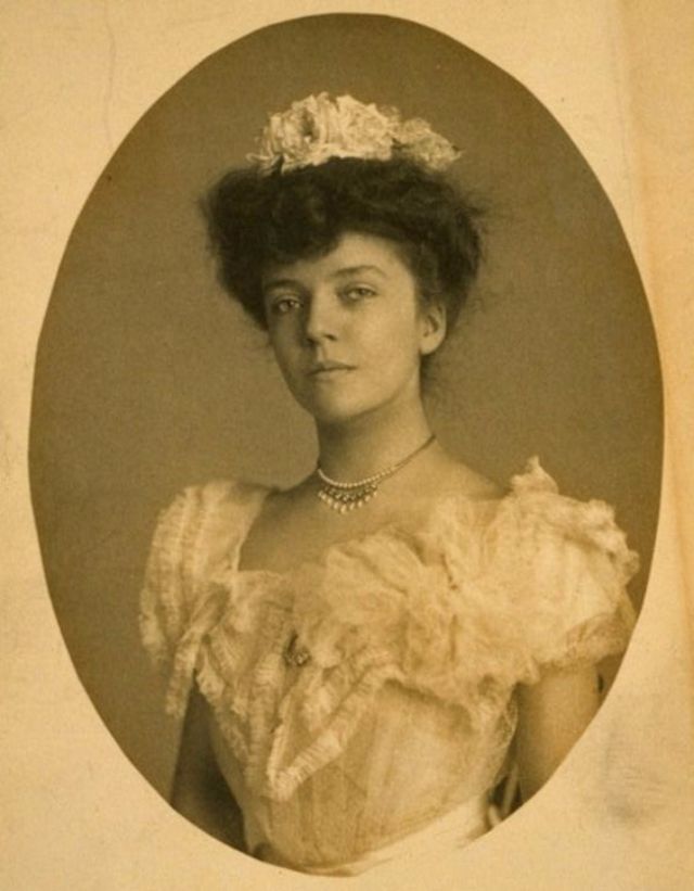 Stunning Image of Alice Lee Roosevelt Longworth in 1906 