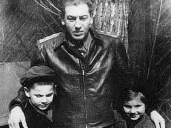 О жизни внуков Сталина, которых его сын Василий отобрал у своей жены Галины