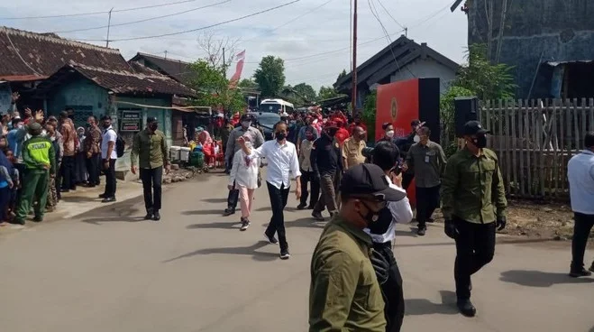 Presiden Jokowi Bertemu Kembarannya di Klaten, Langsung Ngasih Uang