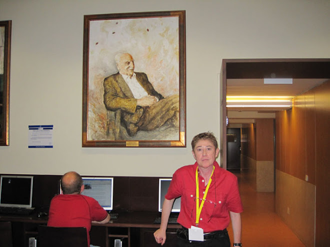 Junto al retrato de mi tío abuelo Francisco Ayala (Premio Cervantes).